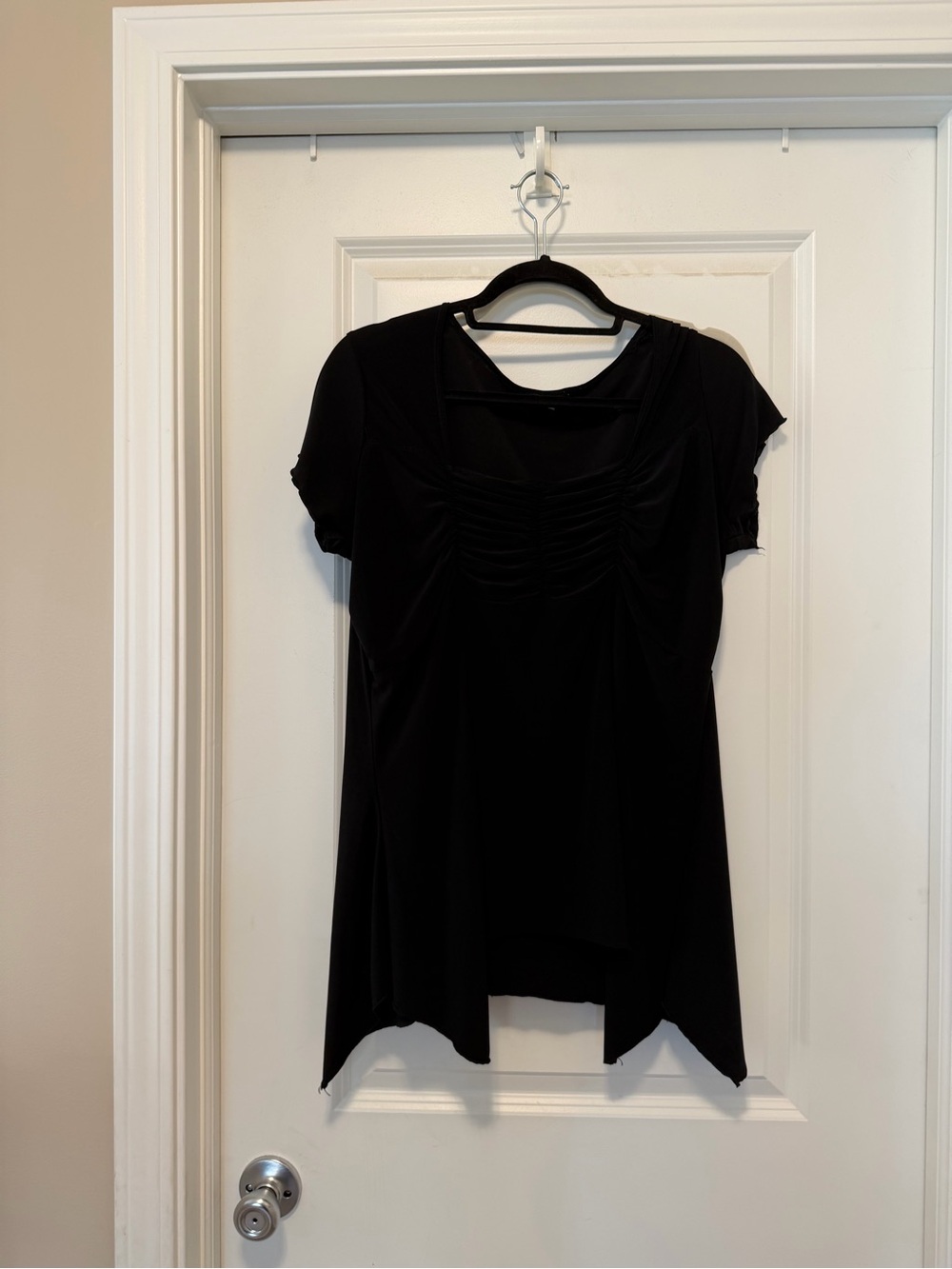 Dynamite Black Short-Sleeve Ruched Scoop Neck Tunic
